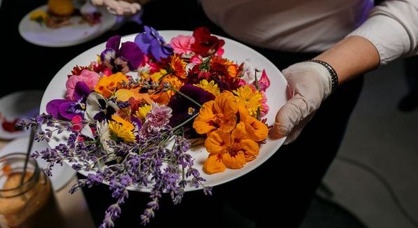 12 найсмачніших їстівних садових квітів, і якими квітами можна отруїтися