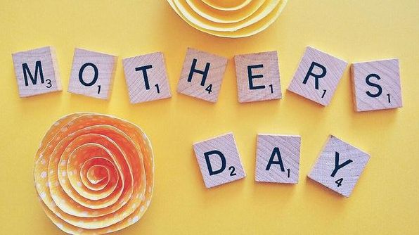 День матері в Казахстані 2022: якого числа відзначається і які особливості святкування