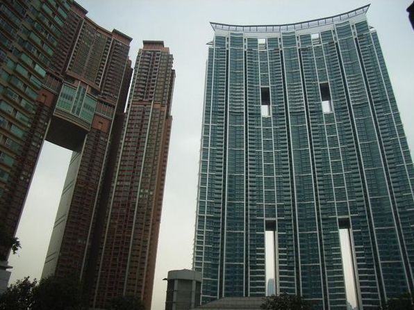 "Діряві" хмарочоси: навіщо в Гонконзі будують будівлі з наскрізними отворами