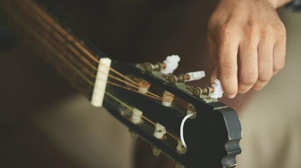 Як налаштувати гітару новачкові: 7 доступних способів