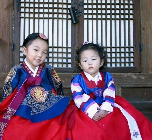 Як називається корейський національний одяг для дітей, чоловіків і жінок