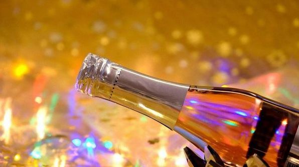 Як прикрасити пляшку шампанського на Новий рік 2023: 5 ідей