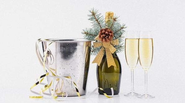 Як прикрасити пляшку шампанського на Новий рік 2023: 5 ідей