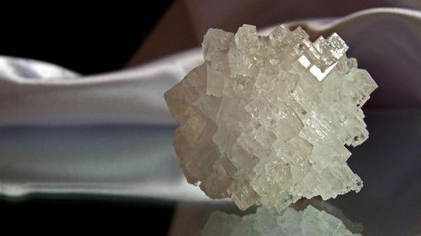 Як виростити кристал із солі в домашніх умовах: докладна інструкція