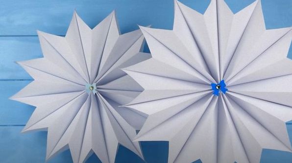 Як зробити об'ємну сніжинку з паперу: 5 ідей