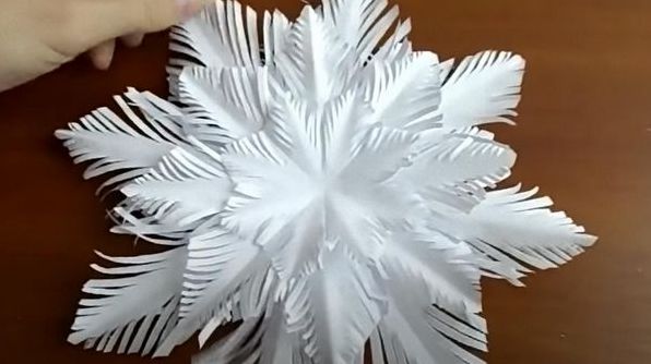 Як зробити об'ємну сніжинку з паперу: 5 ідей