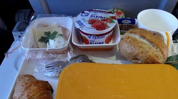 Яку їжу не можна брати із собою в літак