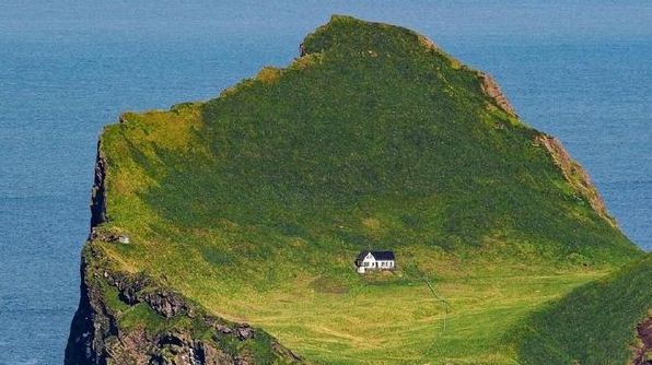 Навіщо на безлюдному острові побудували мисливський будинок