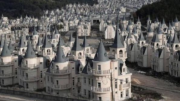 Навіщо в Туреччині побудували сотні однакових замків, якщо в них ніхто не живе