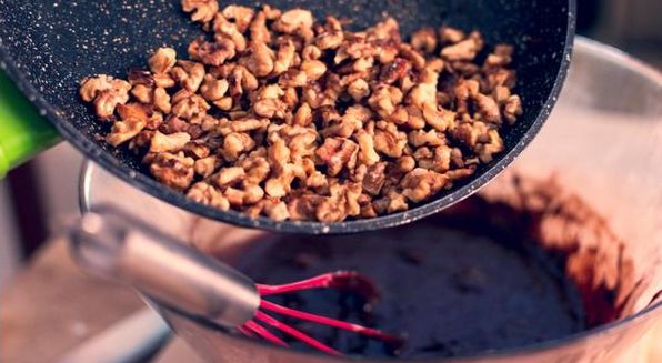 3 способи обсмажування горіхів: на сковорідці, у мікрохвильовці та в духовці. Розповідаємо який кращий і чому