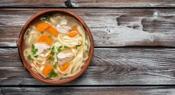 5 способів поліпшити курячий суп із локшиною