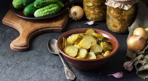 7 смачних салатів з огірками на зиму, які час починати готувати