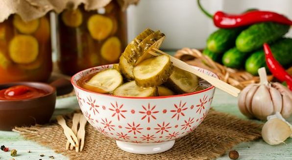 7 смачних салатів з огірками на зиму, які час починати готувати