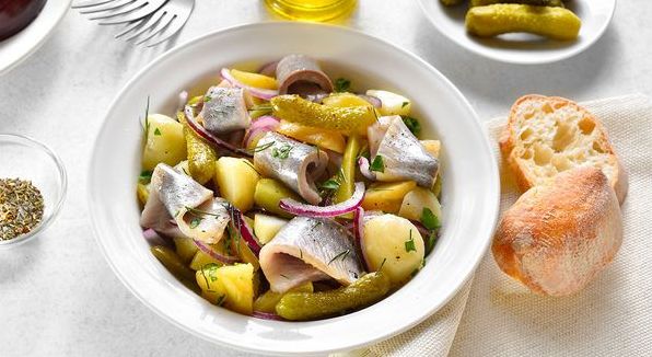 7 незвичайних салатів із солоними огірками, які необхідно спробувати
