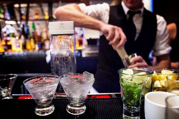 10 баров, которые обязательно нужно посетить в Калифорнии (и их самый популярный коктейль)