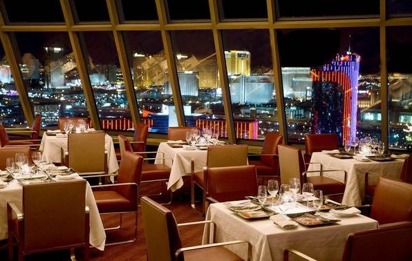 10 ресторанов Лас-Вегаса, которые стоят каждого цента (10 ресторанов с менее чем звездными отзывами)