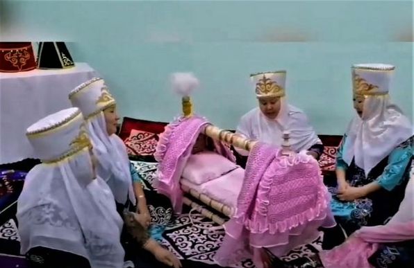 Калжа той та інші традиції при народженні дитини в Казахстані