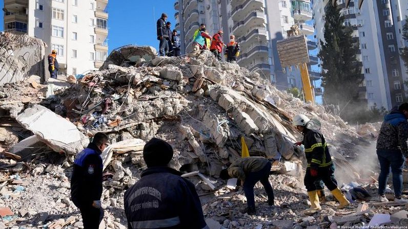 Более 4 300 человек погибли в Турции и Сирии после мощного землетрясения