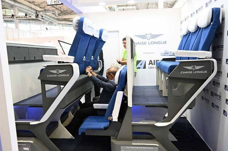 Дизайнер двухуровневого кресла для самолёта, вызвавшего бурную реакцию в Интернете, говорит, что он "как никогда уверен" в том, что оно будет летать