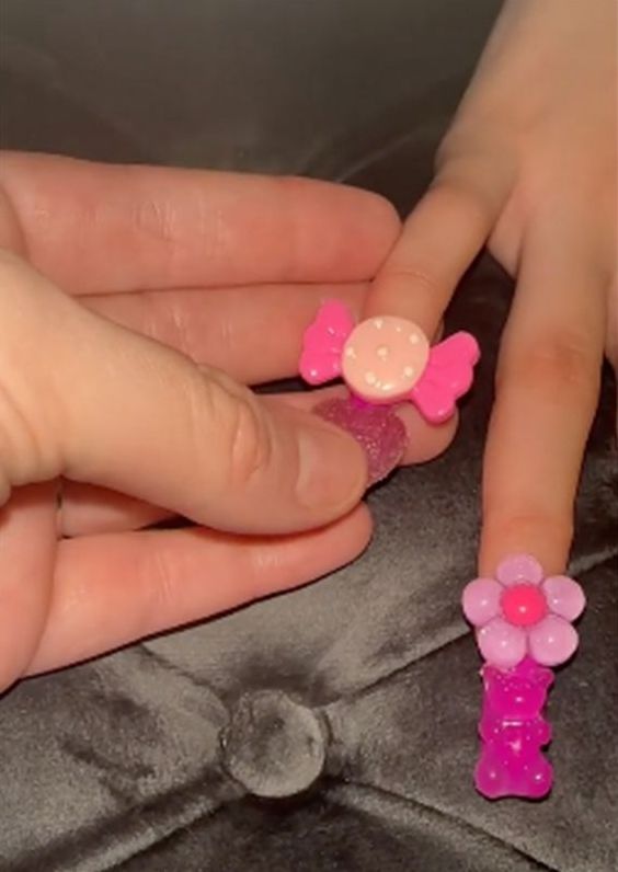 Плохая мама разрешает 11-летней дочери носить в школу накладные ресницы и "оскорбительные" ногти