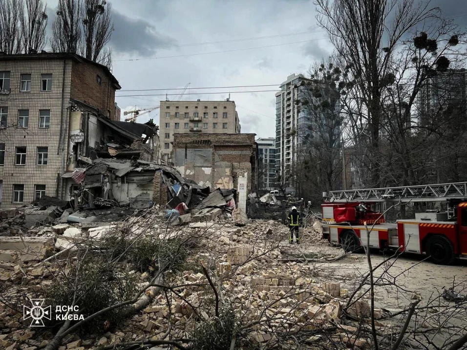 Понад 10 людей отримали поранення внаслідок сьогоднішнього ранкового ракетного обстрілу Києва, наразі відомо про двох загиблих.
