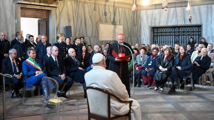 Папа відвідує Венецію, щоб поговорити з митцями та в'язнями, які стоять за обов'язковим показом в'язниці на Бієнале.